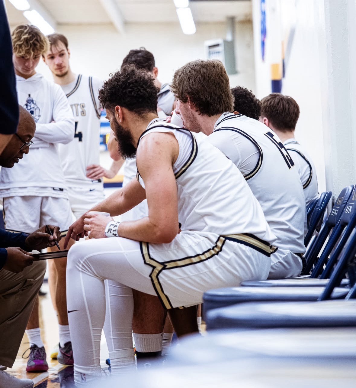 Men's Basketball Defeats 9th Ranked Team in the Nation